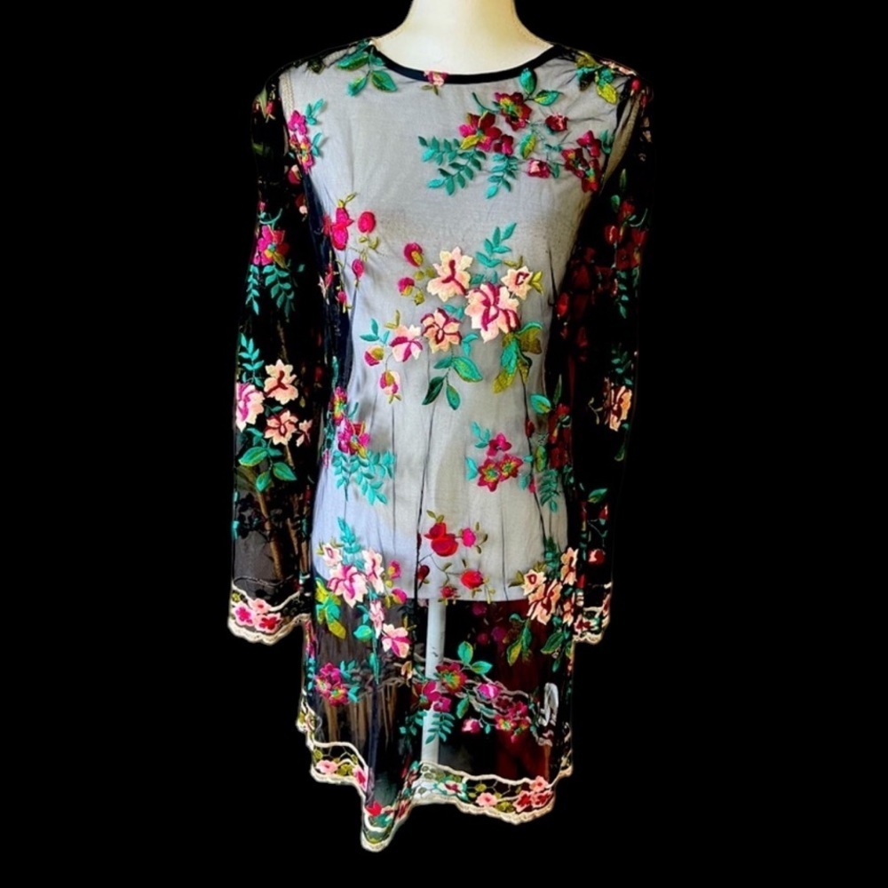 Taylor and Sage ladies, crochet cover-up dress small, very good condition